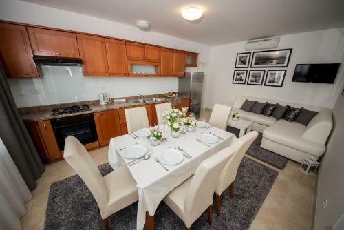 Sunset Deluxe Apartments