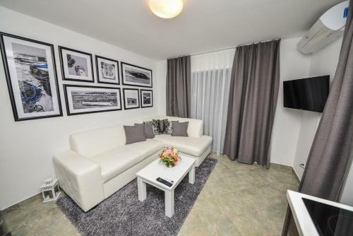 Sunset Deluxe Apartments