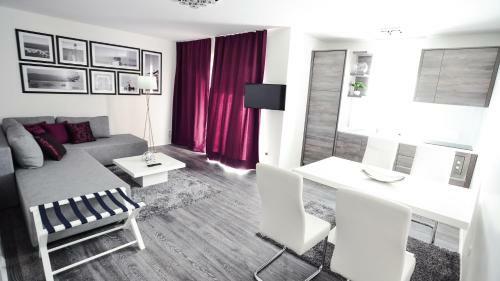 Sunset Deluxe Apartments