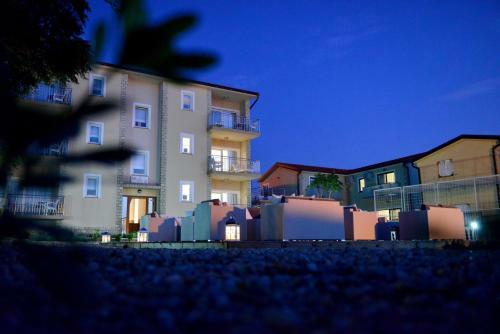 Sunset Deluxe Apartments