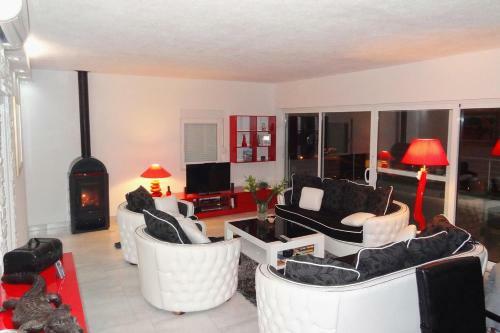 Luxury Villa With A Swimming Pool Vis - 8922