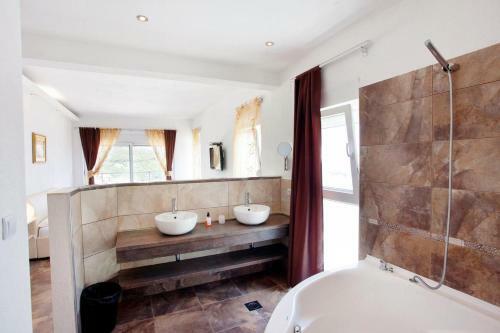 Luxury Villa With A Swimming Pool Vis - 8922