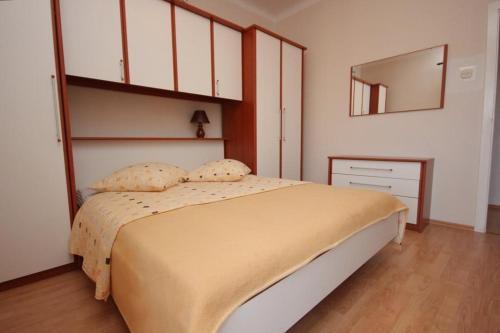 Apartments By The Sea Vis - 8876