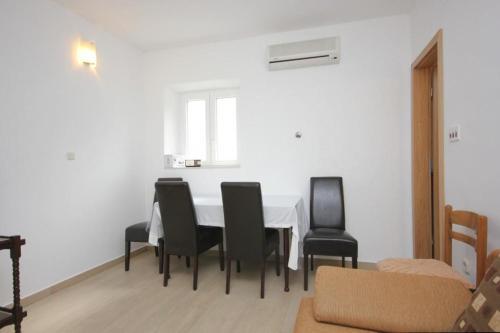 Apartments By The Sea Vis - 8876