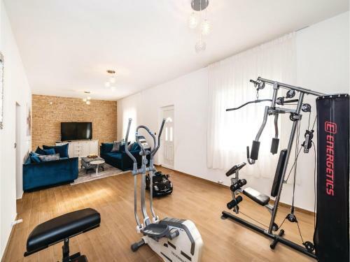 Six-bedroom Holiday Home In Vrana