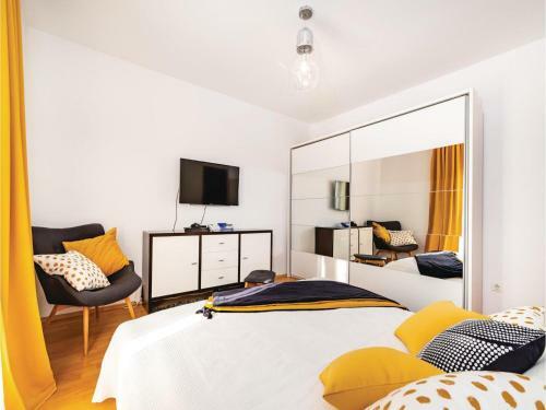 Six-bedroom Holiday Home In Vrana