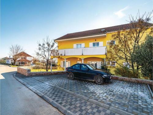 Six-bedroom Holiday Home In Vrana