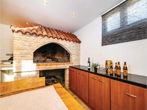 Six-bedroom Holiday Home In Vrana