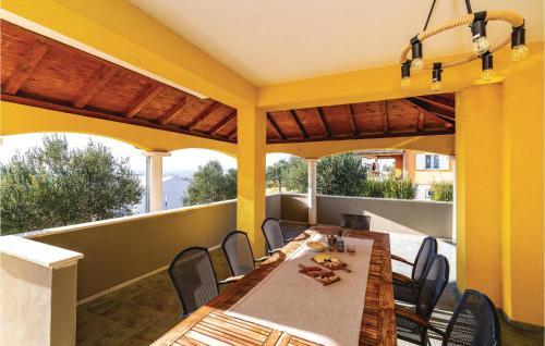 Six-bedroom Holiday Home In Vrana