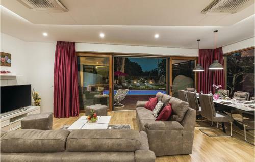 Four-bedroom Holiday Home In Cervar