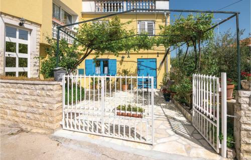 Three-bedroom Apartment In Posedarje