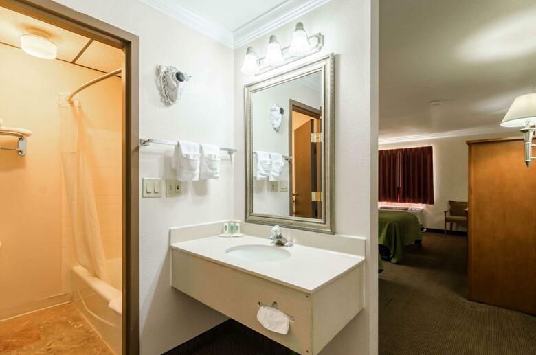 Hotel Sunflower Inn & Suites