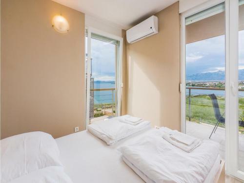 Three-bedroom Apartment In Povljana