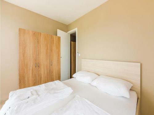 Three-bedroom Apartment In Povljana