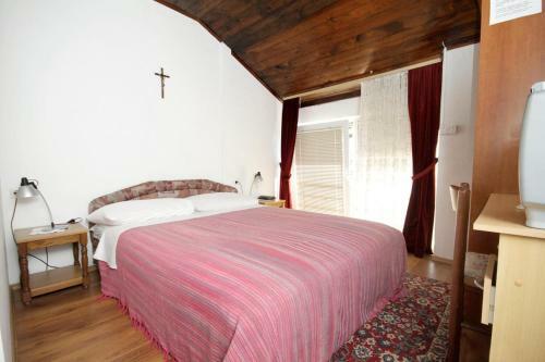 Hostal Rooms With A Swimming Pool Preko (ugljan) - 8180