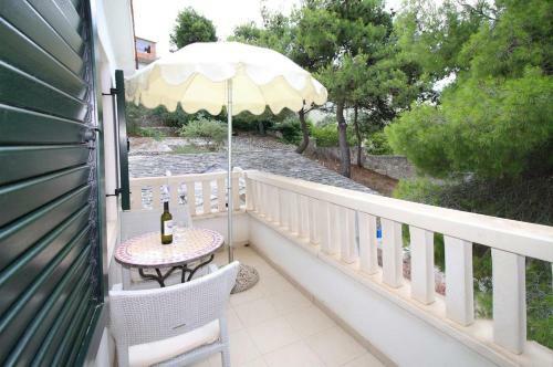 Apartments With A Swimming Pool Primosten - 16311