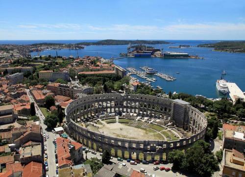 Holiday House With A Parking Space Pula - 11774