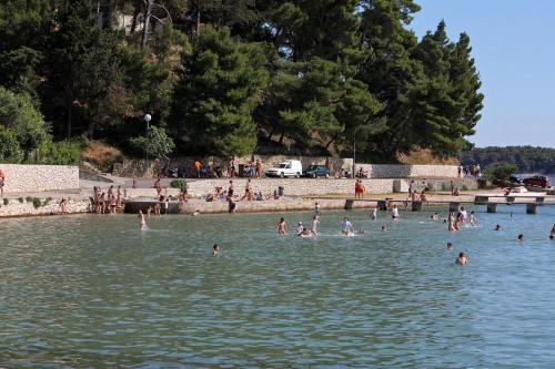 Apartments With A Parking Space Banjol (rab) - 5022