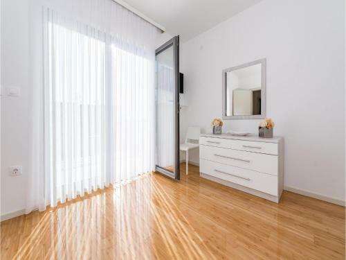 Three-bedroom Holiday Home In Razanj