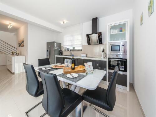 Three-bedroom Holiday Home In Razanj
