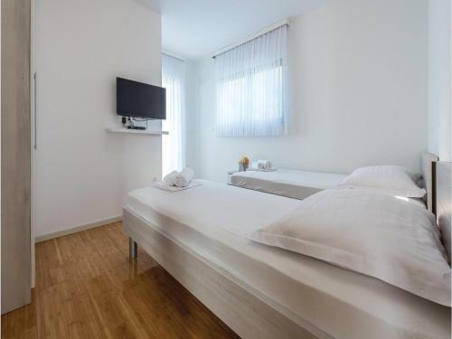 Three-bedroom Holiday Home In Razanj