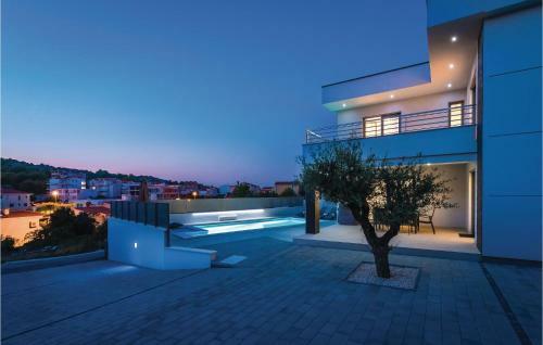 Three-bedroom Holiday Home In Razanj