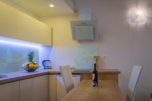 Apartments With Wifi Rijeka - 15901