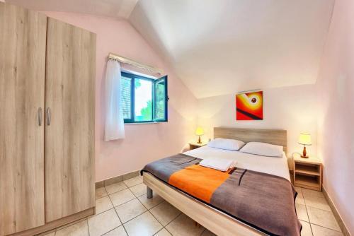 Apartments By The Sea Rogoznica - 3301