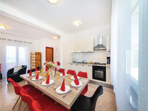 Five-bedroom Holiday Home In Rovanjska