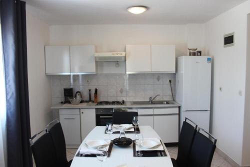 Apartments With A Parking Space Sali (dugi Otok) - 8083