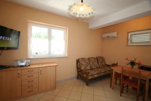 Apartments In Silo/insel Krk 13571