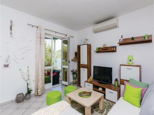 Three-bedroom Apartment In Slano