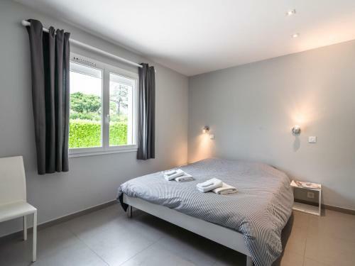 Lovely Villa In Saint-genies-de-fontedit With Pool