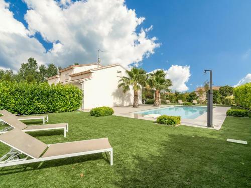 Lovely Villa In Saint-genies-de-fontedit With Pool