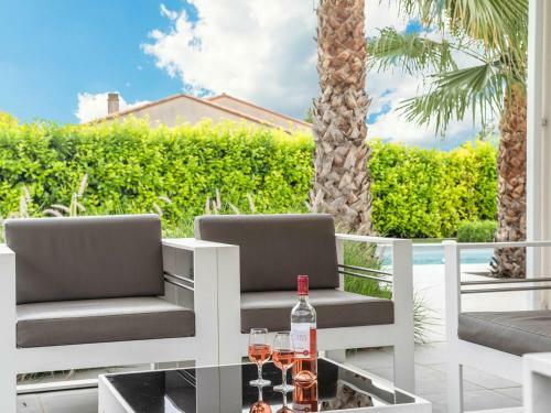 Lovely Villa In Saint-genies-de-fontedit With Pool