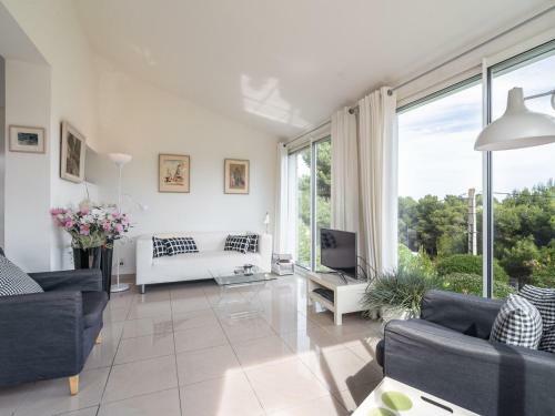 Alluring Villa In Pouzols-minervois With Jacuzzi