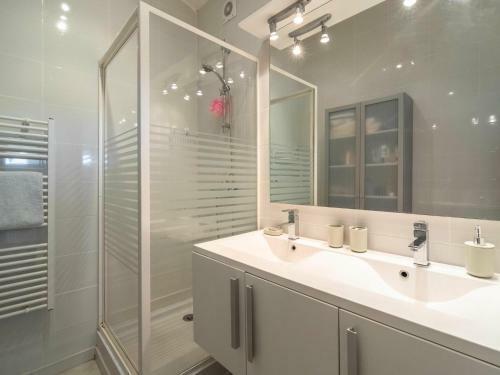 Alluring Villa In Pouzols-minervois With Jacuzzi