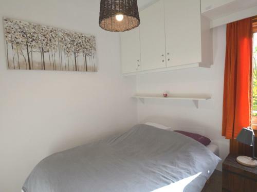 Lovely Bungalow In Waulsort With Swimming Pool