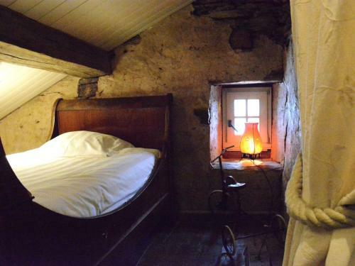 Cozy Holiday Home In Bievre With Pond