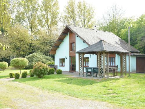 Quaint Chalet In Hannut With A Pond
