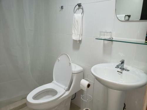 Hostal La Saloma Airport Lodge