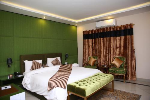 Hotel Safari Club 4