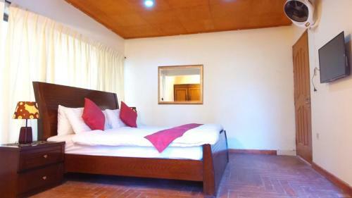 Hotel The Grand @ Gharial