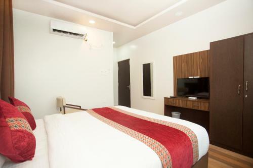 Oyo 359 The Sr Hotel