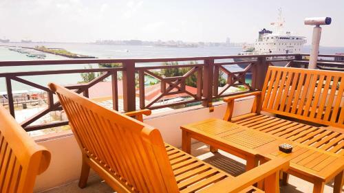 Hulhule Island Hotel