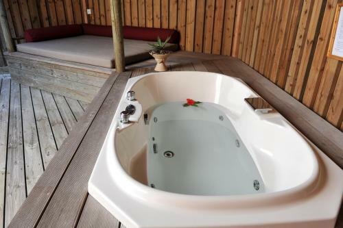 Hotel Komandoo Island Resort & Spa