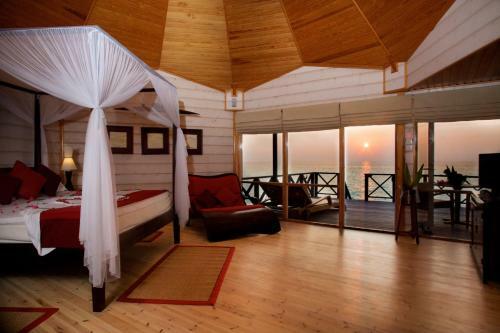 Hotel Komandoo Island Resort & Spa