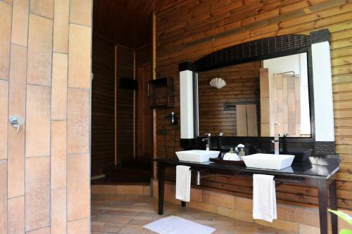 Hotel Komandoo Island Resort & Spa
