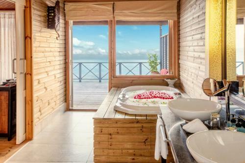 Hotel Komandoo Island Resort & Spa