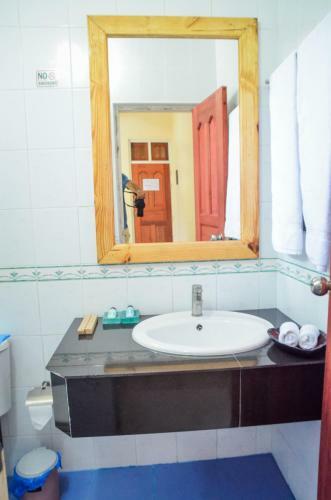 Hostal Whale Shark Inn